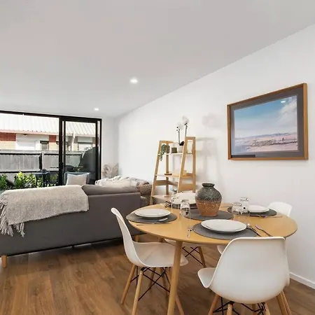 Spacious Retreat, Sleeps 6, Handy Location, Garage